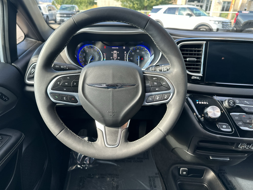 Used 2025 Chrysler Pacifica Select FWD image 20