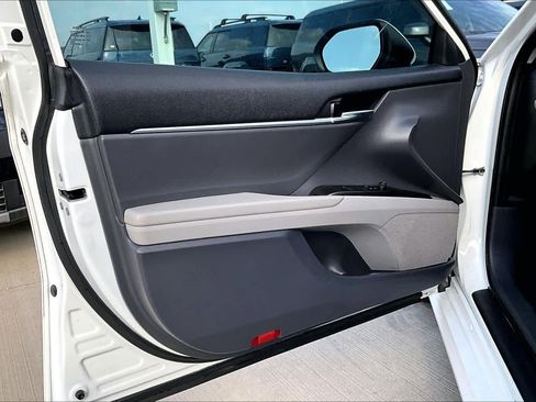 Used 2021 Toyota Camry LE image 19