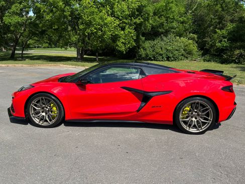 Used 2023 Chevrolet Corvette Z06 w/ Stealth Interior Trim Package RWD image 9
