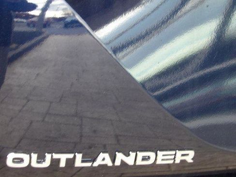 New 2025 Mitsubishi Outlander SE image 8