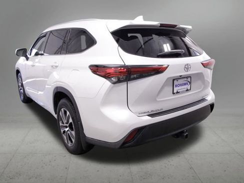 Used 2022 Toyota Highlander XLE AWD/4WD image 3
