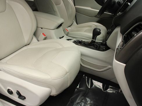 Used 2019 Jeep Cherokee Limited AWD/4WD image 29