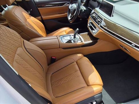 Used 2022 BMW 740i w/ Premium Package RWD image 19