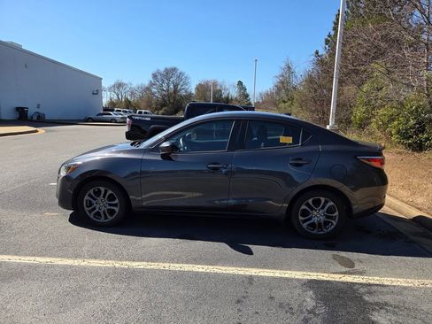 Used 2019 Toyota Yaris LE image 3