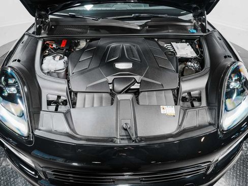 Used 2023 Porsche Cayenne w/ Premium Package image 40