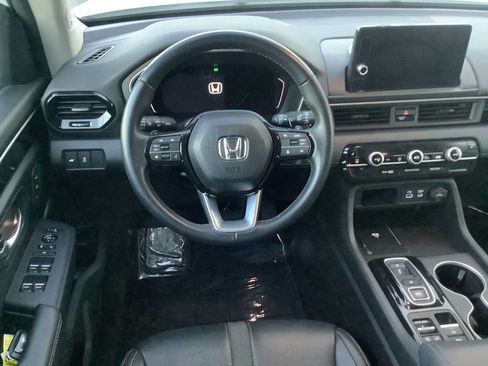 Used 2025 Honda Pilot Touring image 10
