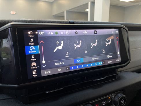 Used 2024 Jeep Wrangler Unlimited w/ Convenience Group AWD/4WD image 27