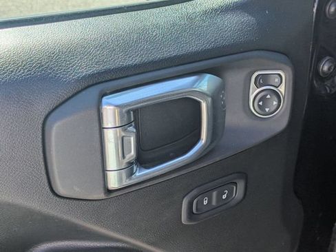 Used 2025 Jeep Wrangler Unlimited Rubicon AWD/4WD image 13