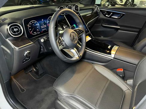 Used 2025 Mercedes-Benz GLC 300 4MATIC image 23