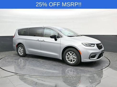 New 2026 Chrysler Pacifica Select image 1