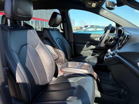 Used 2025 Chrysler Pacifica Select image 11