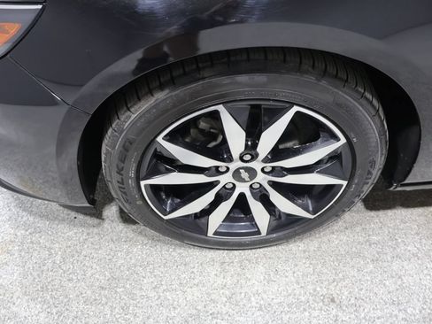 Used 2017 Chevrolet Malibu LT w/ Leather Package FWD image 10