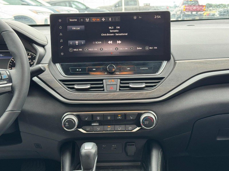 Used 2024 Nissan Altima 2.5 SV w/ SV Premium Package FWD image 13