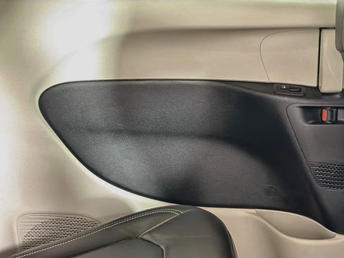 Used 2024 Chrysler Pacifica Touring-L FWD image 30