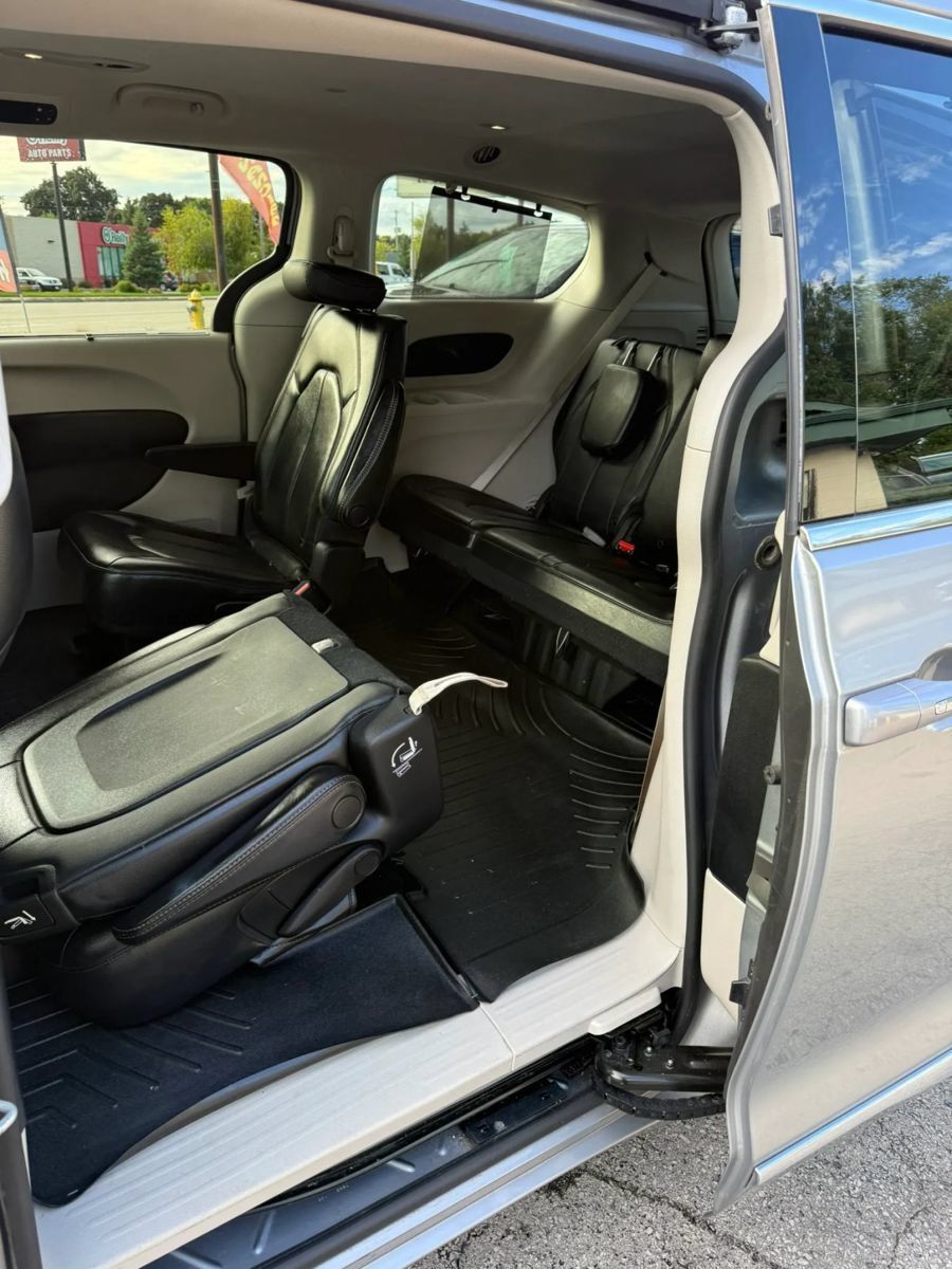 Used 2019 Chrysler Pacifica Touring-L FWD image 12