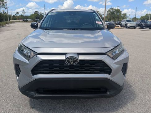 Used 2019 Toyota RAV4 LE FWD image 3