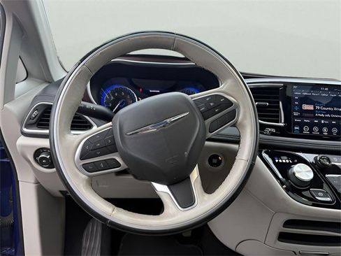 Used 2020 Chrysler Pacifica Limited image 18