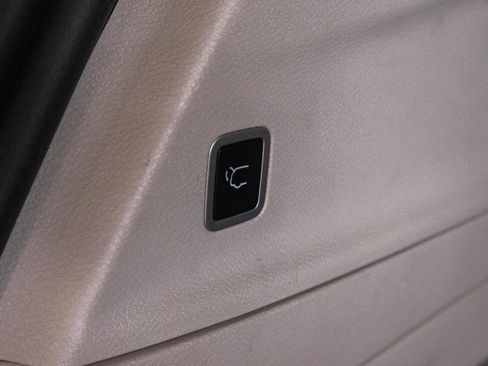 Used 2023 Chrysler Pacifica Touring-L image 24