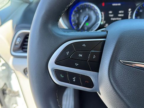 Used 2024 Chrysler Pacifica Touring-L image 32