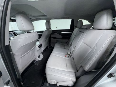 Used 2019 Toyota Highlander XLE AWD/4WD image 7