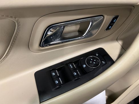 Used 2015 Ford Taurus SE image 25