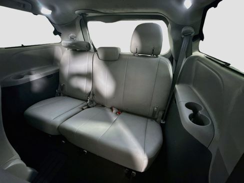 Used 2020 Toyota Sienna XLE w/ XLE Navigation Package FWD image 41