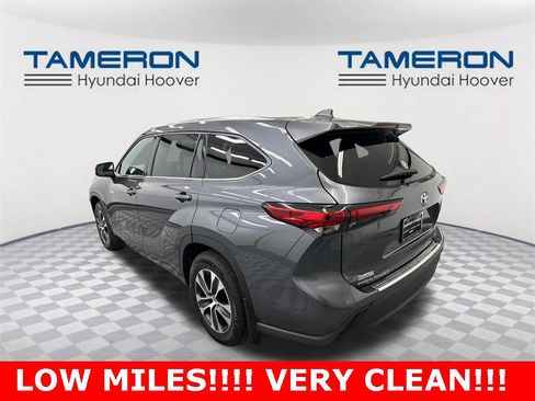 Used 2021 Toyota Highlander XLE image 3