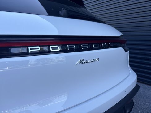 Certified 2025 Porsche Macan AWD/4WD image 26