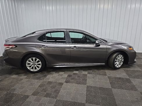 Used 2020 Toyota Camry SE image 2
