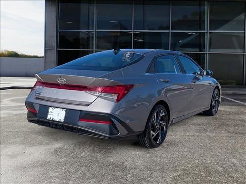 Used 2024 Hyundai Elantra SEL w/ Convenience Package image 6