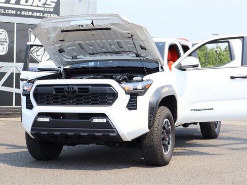 Used 2024 Toyota Tacoma TRD Off-Road AWD/4WD image 33
