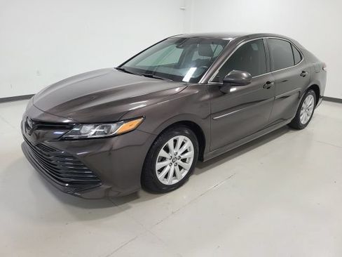 Used 2018 Toyota Camry LE FWD image 3