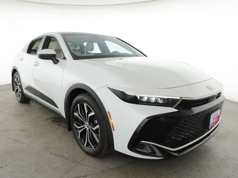 Used 2024 Toyota Crown Limited image 3