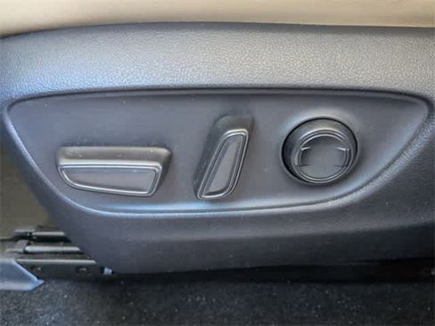 Used 2021 Toyota RAV4 XLE Premium image 17