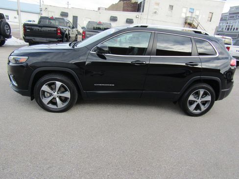Used 2019 Jeep Cherokee Limited w/ Luxury Group AWD/4WD image 6