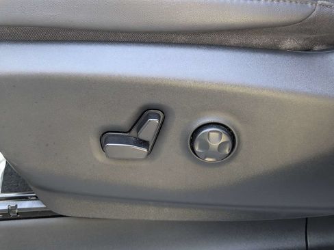 Used 2024 Chrysler Pacifica Limited FWD image 21