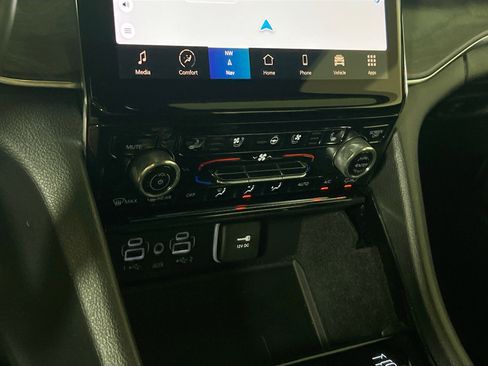 Used 2022 Jeep Grand Cherokee Overland w/ Luxury Tech Group IV AWD/4WD image 16