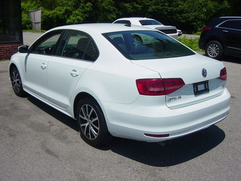 Used 2017 Volkswagen Jetta SE image 6