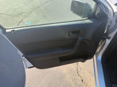Used 2010 Ford Focus SE image 16