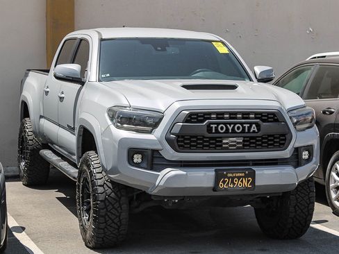 Used 2018 Toyota Tacoma TRD Sport w/ Technology Package RWD image 3