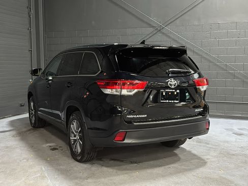 Used 2019 Toyota Highlander XLE AWD/4WD image 6