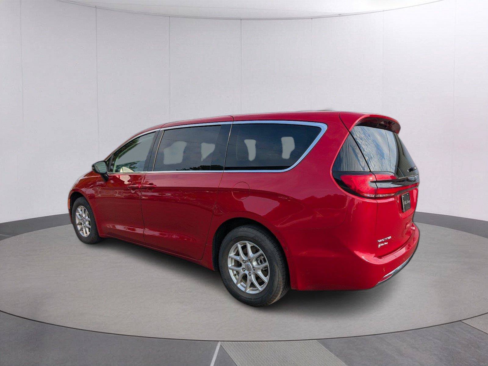Used 2024 Chrysler Pacifica Touring-L FWD image 5