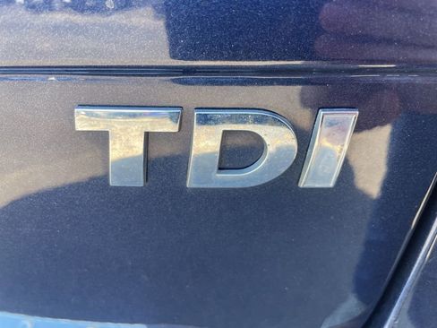 Used 2012 Volkswagen Touareg TDI image 7