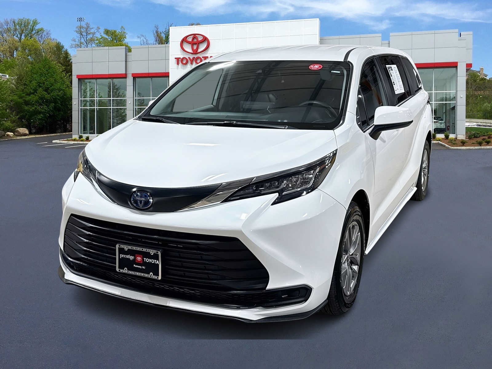 Certified 2022 Toyota Sienna LE FWD image 1