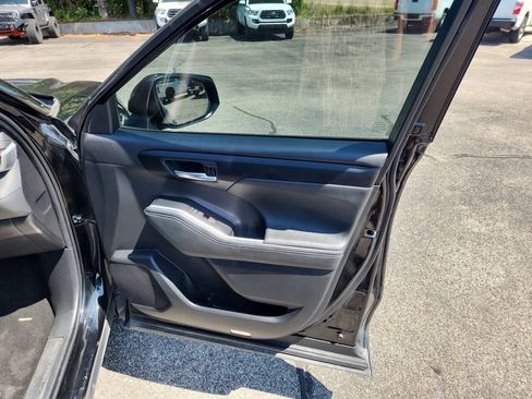 Used 2023 Toyota Highlander XSE FWD image 21