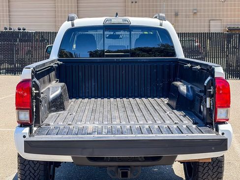 Used 2017 Toyota Tacoma TRD Sport AWD/4WD image 54