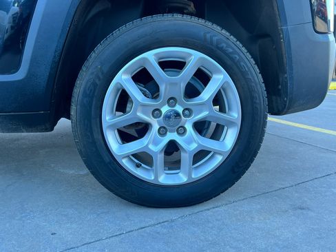 Used 2016 Jeep Renegade Latitude w/ Popular Equipment Group image 33