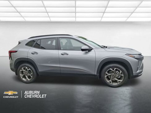 Used 2024 Chevrolet Trax LT w/ Driver Confidence Package FWD image 2