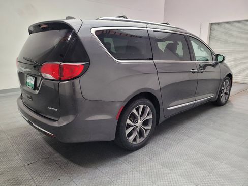 Used 2017 Chrysler Pacifica Limited w/ UConnect Theater Package FWD image 9