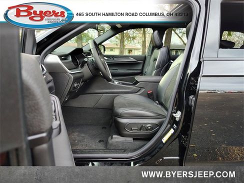 New 2025 Jeep Grand Cherokee Altitude image 2